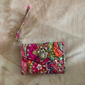 Vera Bradley - Smartphone Wristlet - Pink Ribbon Swirls